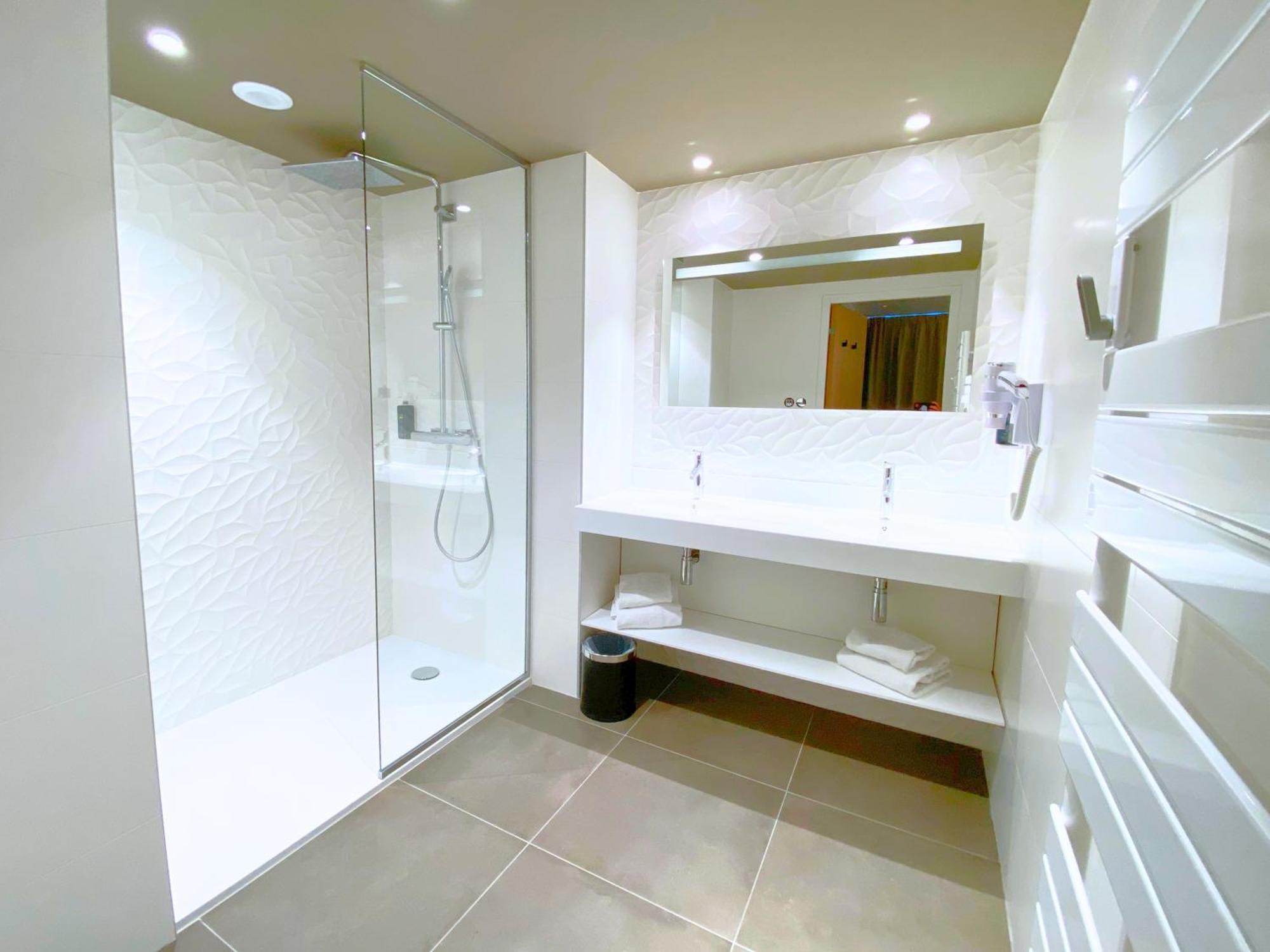 Brit Hotel Piscine & Spa - Fougeres Lecousse Экстерьер фото