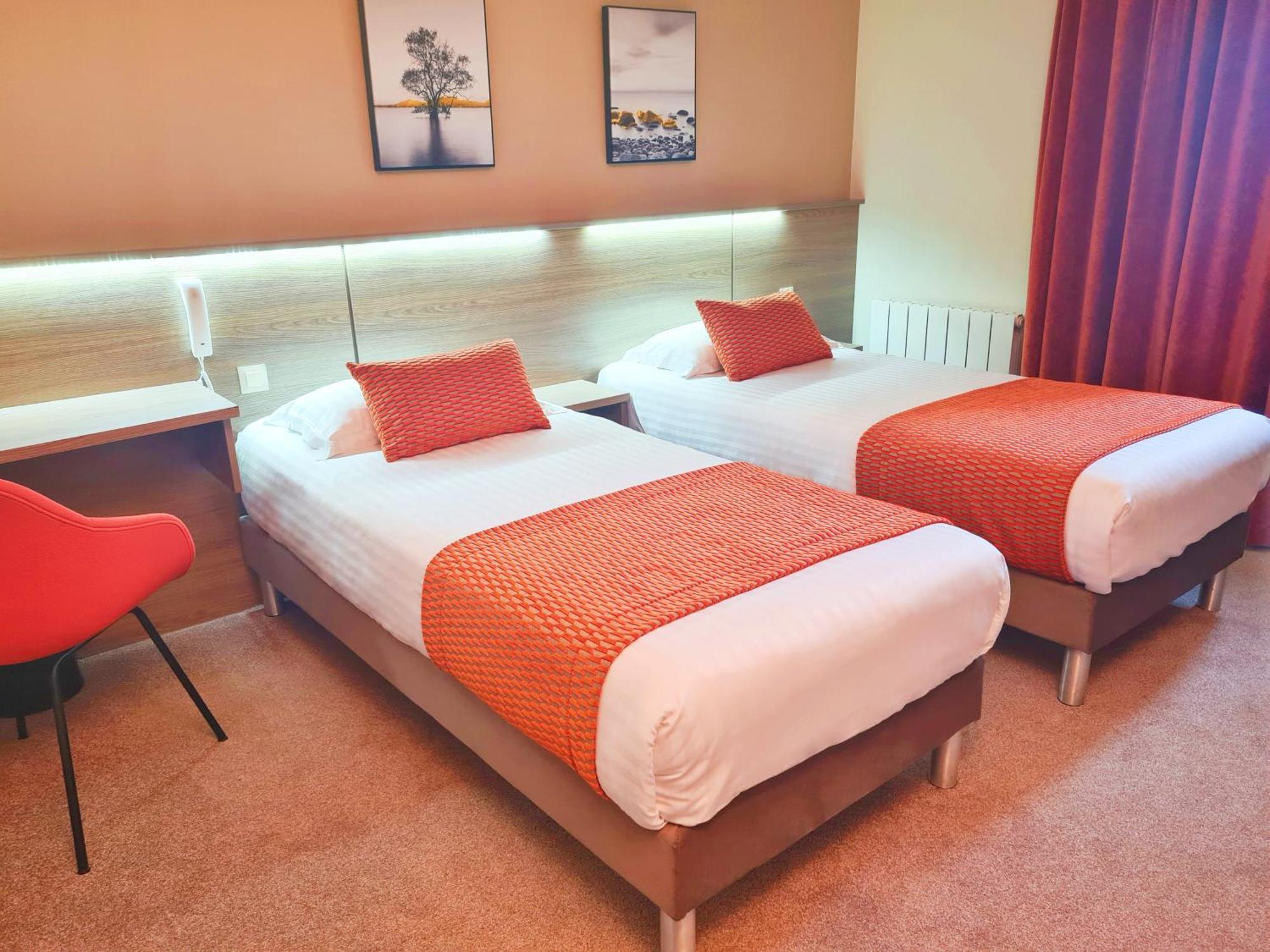 Brit Hotel Piscine & Spa - Fougeres Lecousse Экстерьер фото